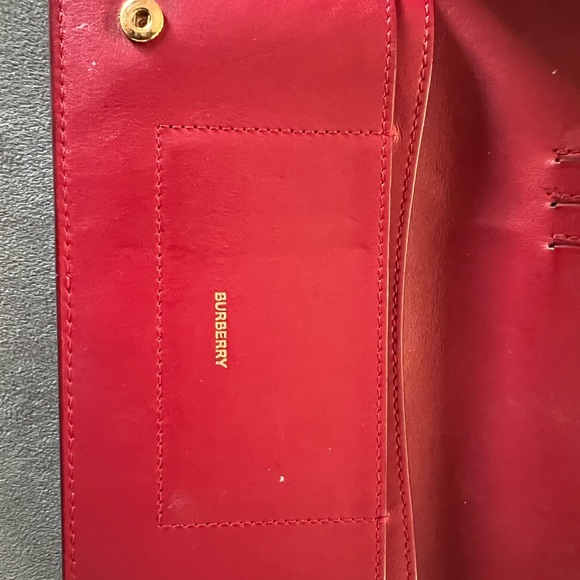 Burberry Leather Rowe Snap
Wallet Red - Picture 5 of 8